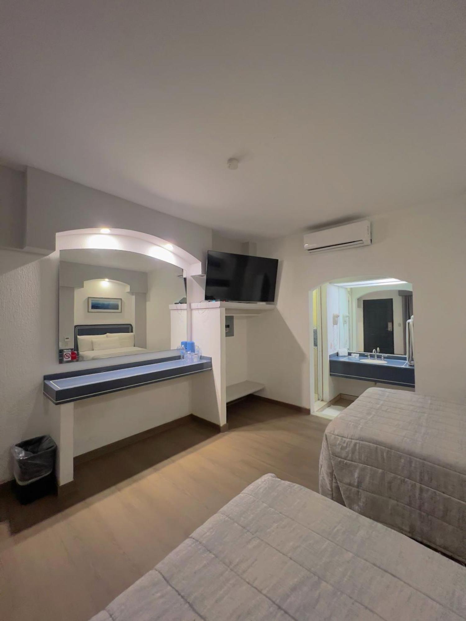 Hotel Pacific Tijuana Room photo